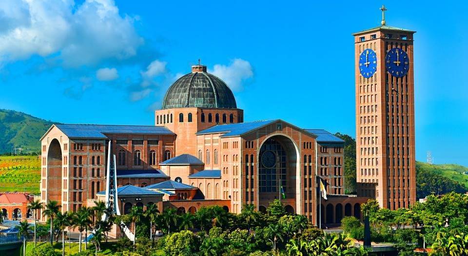Basílica de Aparecida foi um dos templos que tocaram os sinos neste sábado